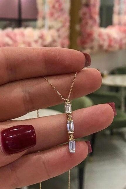 Altın Baget Taşlı Kolye Enuygunaltın'ın Altın Kolye/Altın Baget Taşlı Kolye modelleri ve fiyatları olan 14 ayar altın takılarından birisidir.