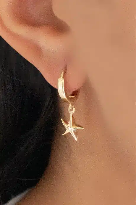 Altın Deniz Yıldızlı Küpe Enuygunaltın'ın Altın Küpe/Altın Yıldız Küpe modelleri ve fiyatları olan 14 ayar altın takılarından birisidir.