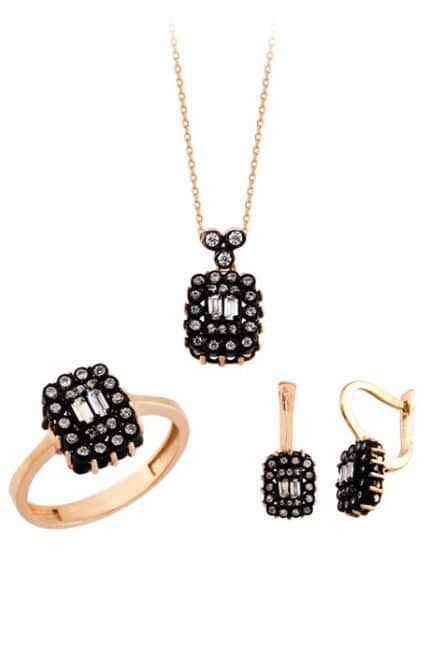 Altın Elmas Görünümlü Baget Taşlı Mini Set Enuygunaltın'ın Altın Mini Set modelleri ve fiyatları olan 14 ayar altın takılarından birisidir.