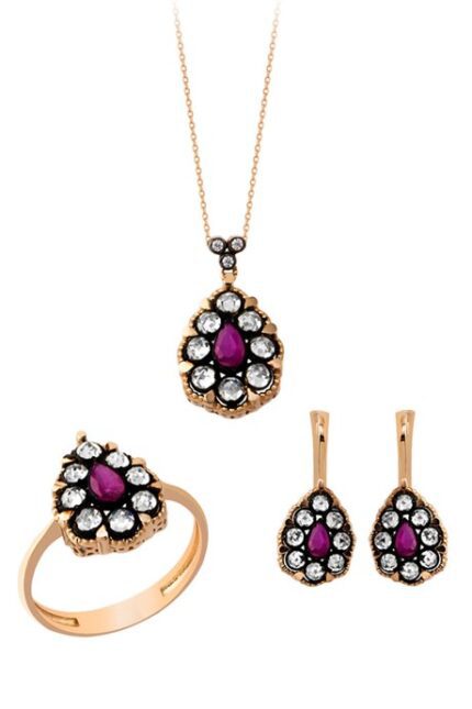 Altın Elmas Görünümlü Damla Mini Set Enuygunaltın'ın Altın Mini Set modelleri ve fiyatları olan 14 ayar altın takılarından birisidir.