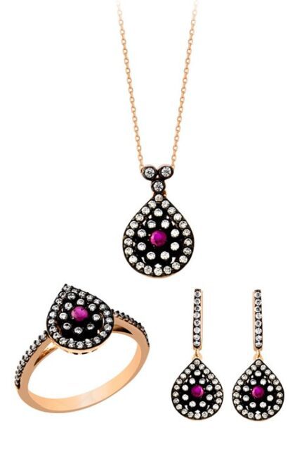 Altın Elmas Görünümlü Damla Mini Set Enuygunaltın'ın Altın Mini Set modelleri ve fiyatları olan 14 ayar altın takılarından birisidir.