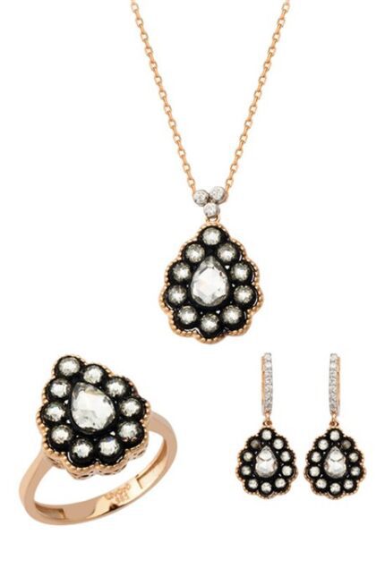 Altın Elmas Görünümlü Damla Mini Set Enuygunaltın'ın Altın Mini Set modelleri ve fiyatları olan 14 ayar altın takılarından birisidir.