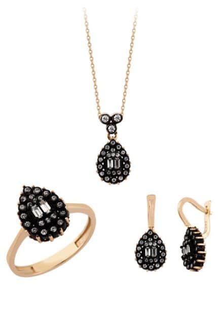 Altın Elmas Görünümlü Damla Mini Set Enuygunaltın'ın Altın Mini Set modelleri ve fiyatları olan 14 ayar altın takılarından birisidir.