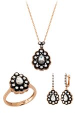 Altın Elmas Görünümlü Damla Mini Set Enuygunaltın'ın Altın Mini Set modelleri ve fiyatları olan 14 ayar altın takılarından birisidir.