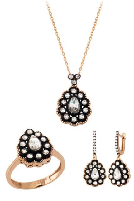 Altın Elmas Görünümlü Damla Mini Set Enuygunaltın'ın Altın Mini Set modelleri ve fiyatları olan 14 ayar altın takılarından birisidir.