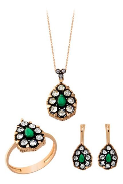 Altın Elmas Görünümlü Damla Mini Set Enuygunaltın'ın Altın Mini Set modelleri ve fiyatları olan 14 ayar altın takılarından birisidir.