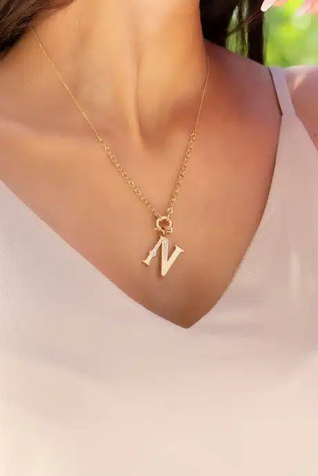 Altın Harf Kolye Enuygunaltın'ın Altın Kolye modelleri ve fiyatları olan 14 ayar altın takılarından birisidir.