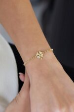 Altın Kalpli Yonca Bileklik Enuygunaltın'ın Altın Bileklik/Altın Kalpli Bileklik modelleri ve fiyatları olan 8 ayar altın takılarından birisidir.