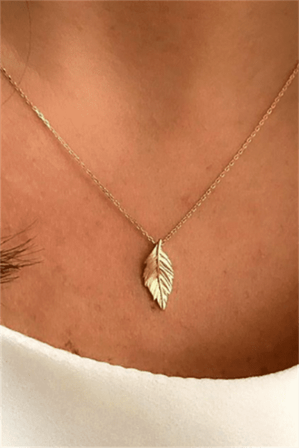 Altın Kuş Tüyü Kolye Enuygunaltın'ın Altın Kolye modelleri ve fiyatları olan 14 ayar altın takılarından birisidir.