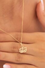 Altın Lotus Kolye Enuygunaltın'ın Altın Kolye modelleri ve fiyatları olan 8 ayar altın takılarından birisidir.
