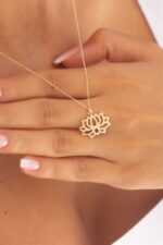 Altın Lotus Kolye Enuygunaltın'ın Altın Kolye modelleri ve fiyatları olan 8 ayar altın takılarından birisidir.