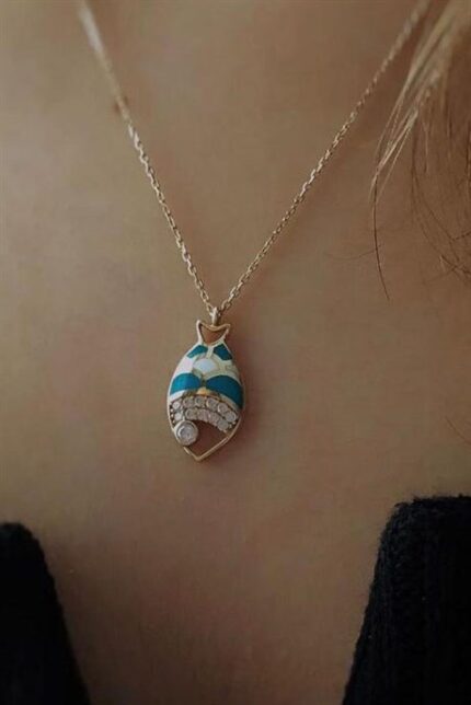 Altın Mineli Balık Kolye Enuygunaltın'ın Altın Kolye modelleri ve fiyatları olan 14 ayar altın takılarından birisidir.
