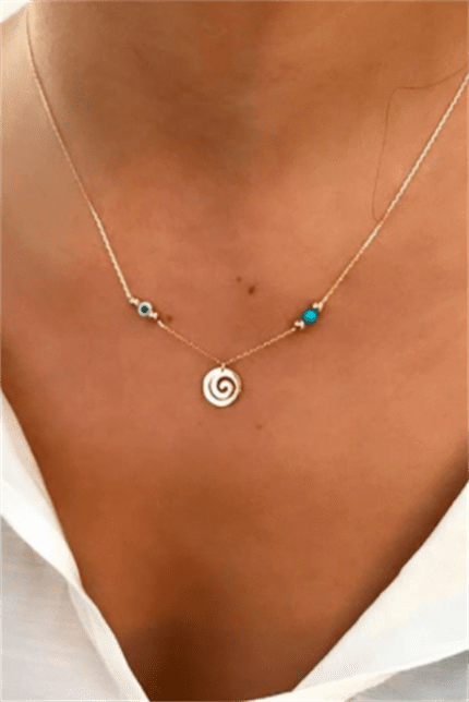 Altın Nazar Boncuklu Spiral Kolye Enuygunaltın'ın Altın Kolye/Altın Nazar Boncuklu Kolye modelleri ve fiyatları olan 14 ayar altın takılarından birisidir.