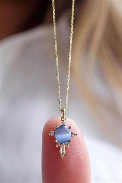 Altın Opal Baget Taşlı Kolye Enuygunaltın'ın Altın Kolye modelleri ve fiyatları olan 14 ayar altın takılarından birisidir.