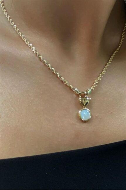 Altın Opal Taşlı Kapli Kilit Kolye Enuygunaltın'ın Altın Kolye/Altın Kalpli Kolye modelleri ve fiyatları olan 14 ayar altın takılarından birisidir.