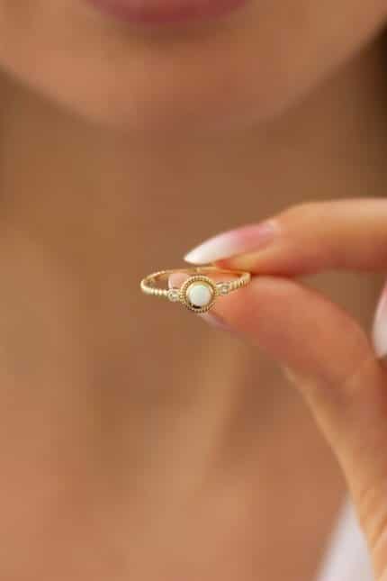 Altın Opal Taşlı Yüzük Enuygunaltın'ın Altın Yüzük/Altın Minimal Yüzük modelleri ve fiyatları olan 14 ayar altın takılarından birisidir.