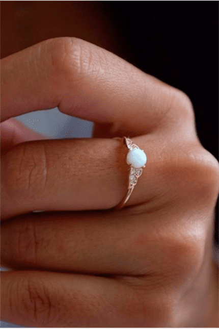 Altın Opal Taşlı Yüzük Enuygunaltın'ın Altın Yüzük modelleri ve fiyatları olan 14 ayar altın takılarından birisidir.