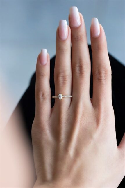 Altın Oval Taşlı Yüzük Enuygunaltın'ın Altın Yüzük/Altın Minimal Yüzük modelleri ve fiyatları olan 14 ayar altın takılarından birisidir.