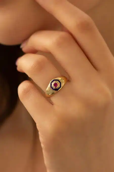 Altın  Pembe Taşlı Mineli Yüzük Enuygunaltın'ın Altın Yüzük/Altın Renkli Taşlı Yüzük modelleri ve fiyatları olan 14 ayar altın takılarından birisidir.