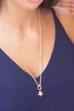 Altın Yıldız Kolye Enuygunaltın'ın Altın Kolye/Altın Yıldız Kolye modelleri ve fiyatları olan 8 ayar altın takılarından birisidir.