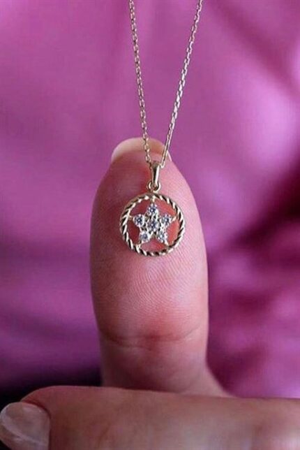 Altın Yıldız Kolye Enuygunaltın'ın Altın Kolye/Altın Yıldız Kolye modelleri ve fiyatları olan 14 ayar altın takılarından birisidir.