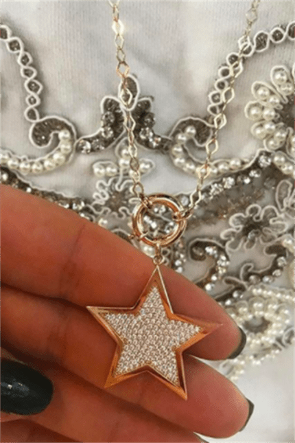 Altın Yıldız Kolye Enuygunaltın'ın Altın Kolye/Altın Yıldız Kolye modelleri ve fiyatları olan 14 ayar altın takılarından birisidir.