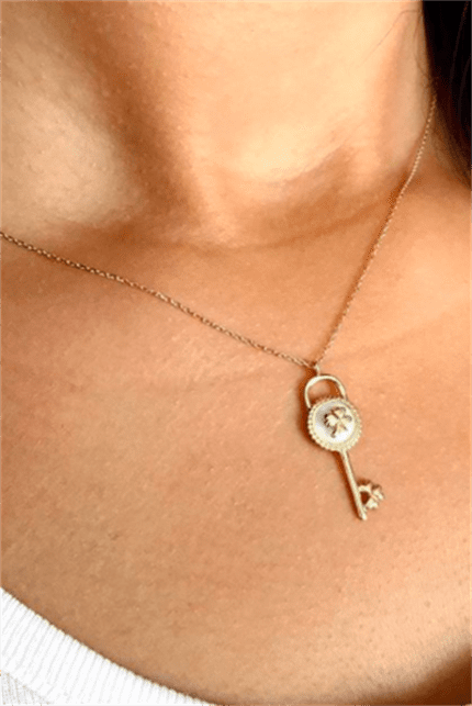 Altın Yonca Anahtar Kolye Enuygunaltın'ın Altın Kolye/Altın Yonca Kolye modelleri ve fiyatları olan 14 ayar altın takılarından birisidir.