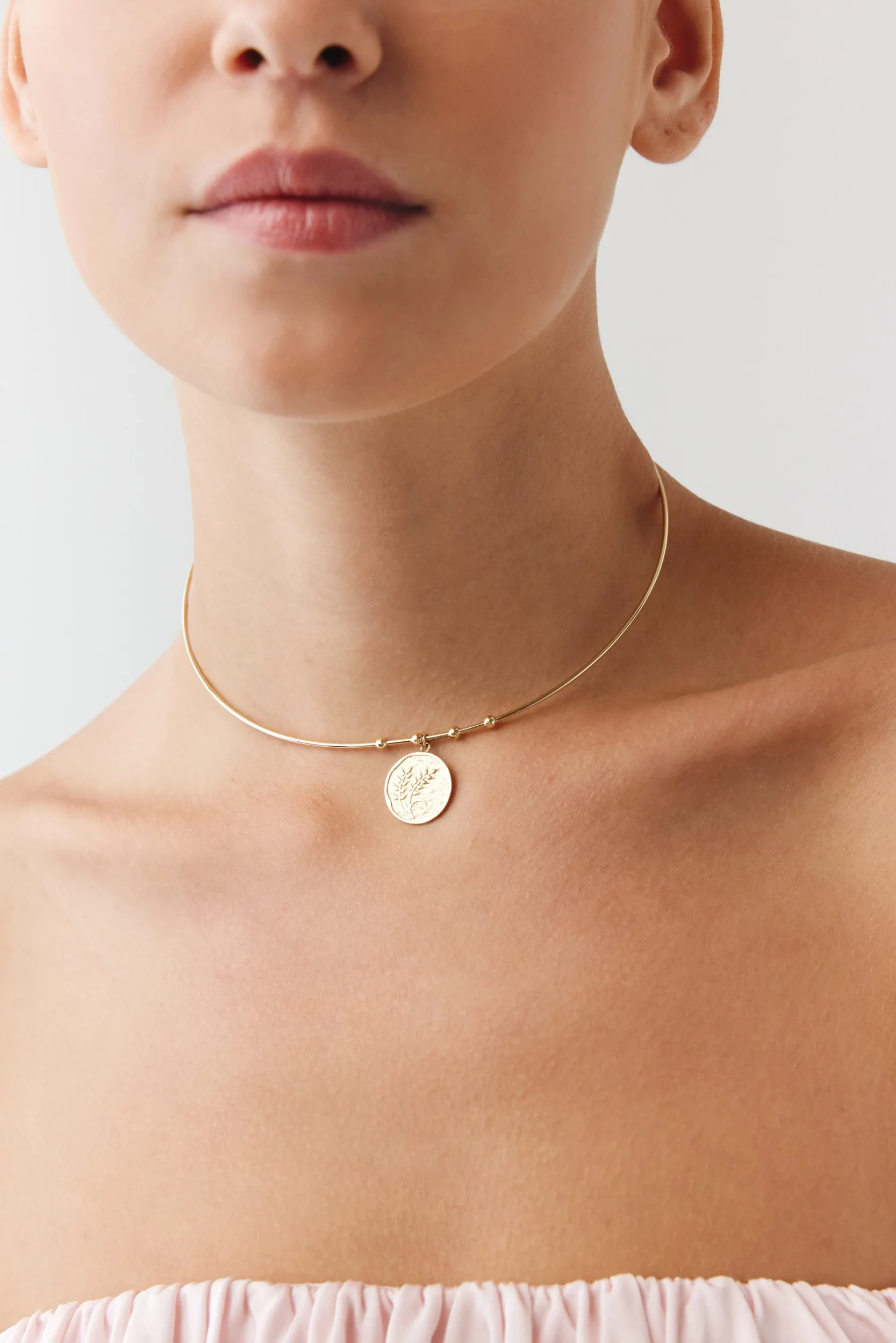 Başak Damga Uçlu Tel Choker 2 Başak Damga Uçlu Tel Choker 14 Ayar altın Choker Kolye modelleri ve fiyatlarıdan bir ürünü