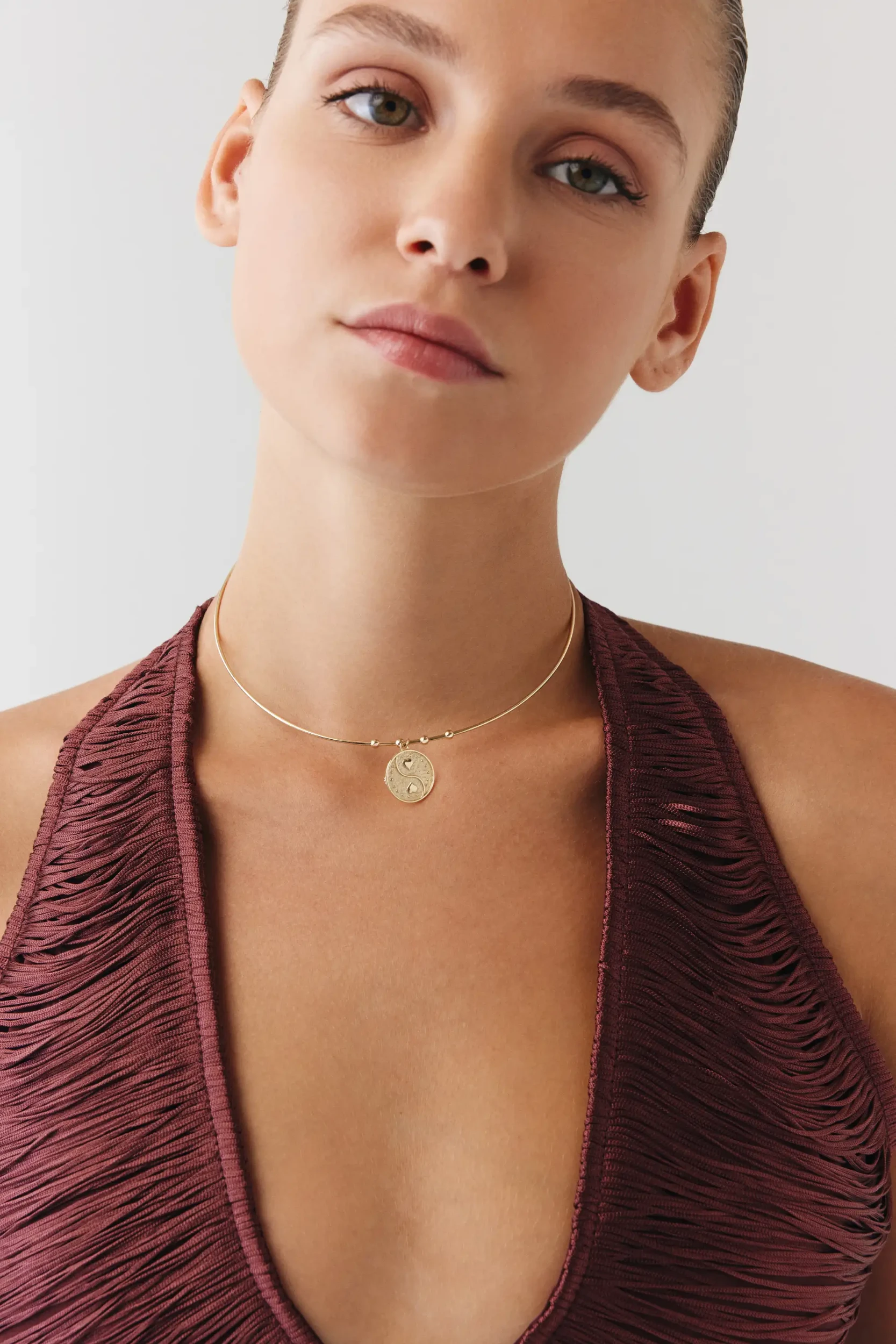 Kalpler Damga Uçlu Tel Choker 3 Kalpler Damga Uçlu Tel Choker 14 Ayar altın Choker Kolye modelleri ve fiyatlarıdan bir ürünü