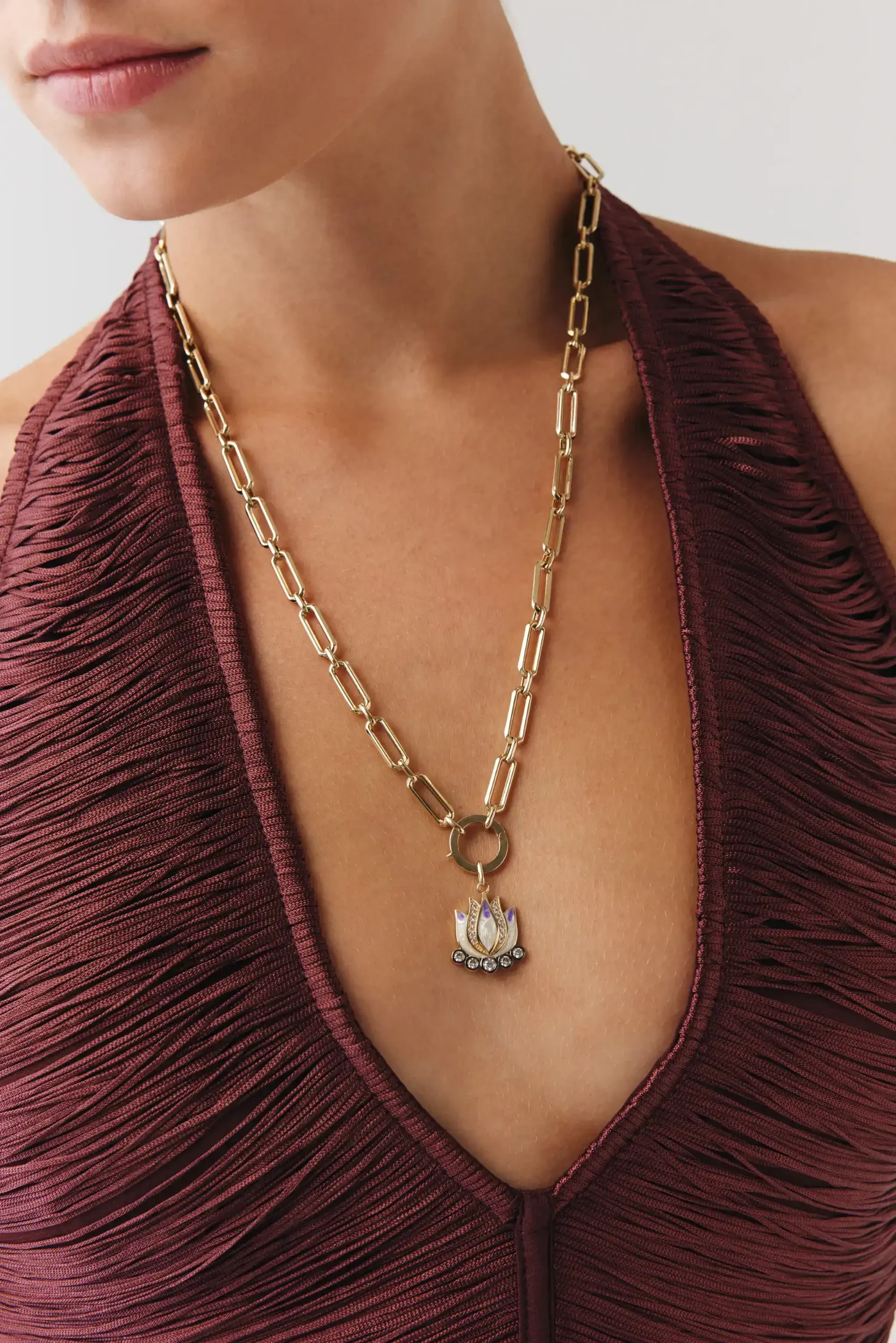Mor Lotus Charm Kolye 3 Mor Lotus Charm Kolye 14 Ayar altın Charm Kolye modelleri ve fiyatlarıdan bir ürünü