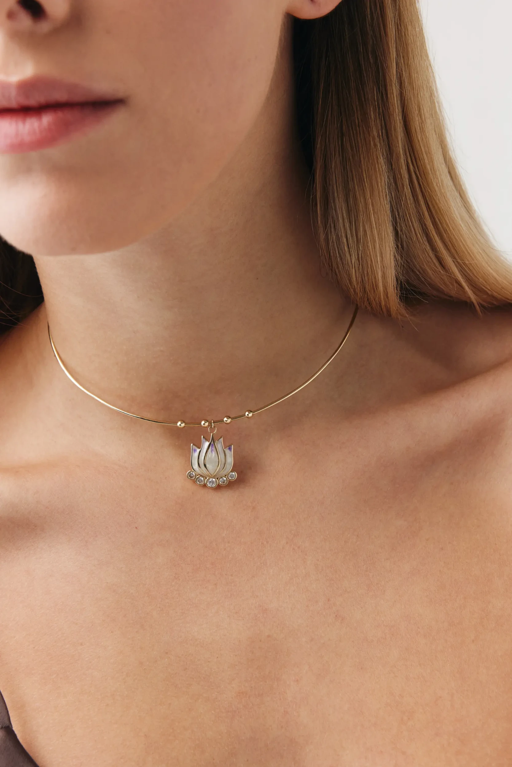 Mor Lotus Tel Choker 3 Mor Lotus Tel Choker 14 Ayar altın Choker Kolye modelleri ve fiyatlarıdan bir ürünü