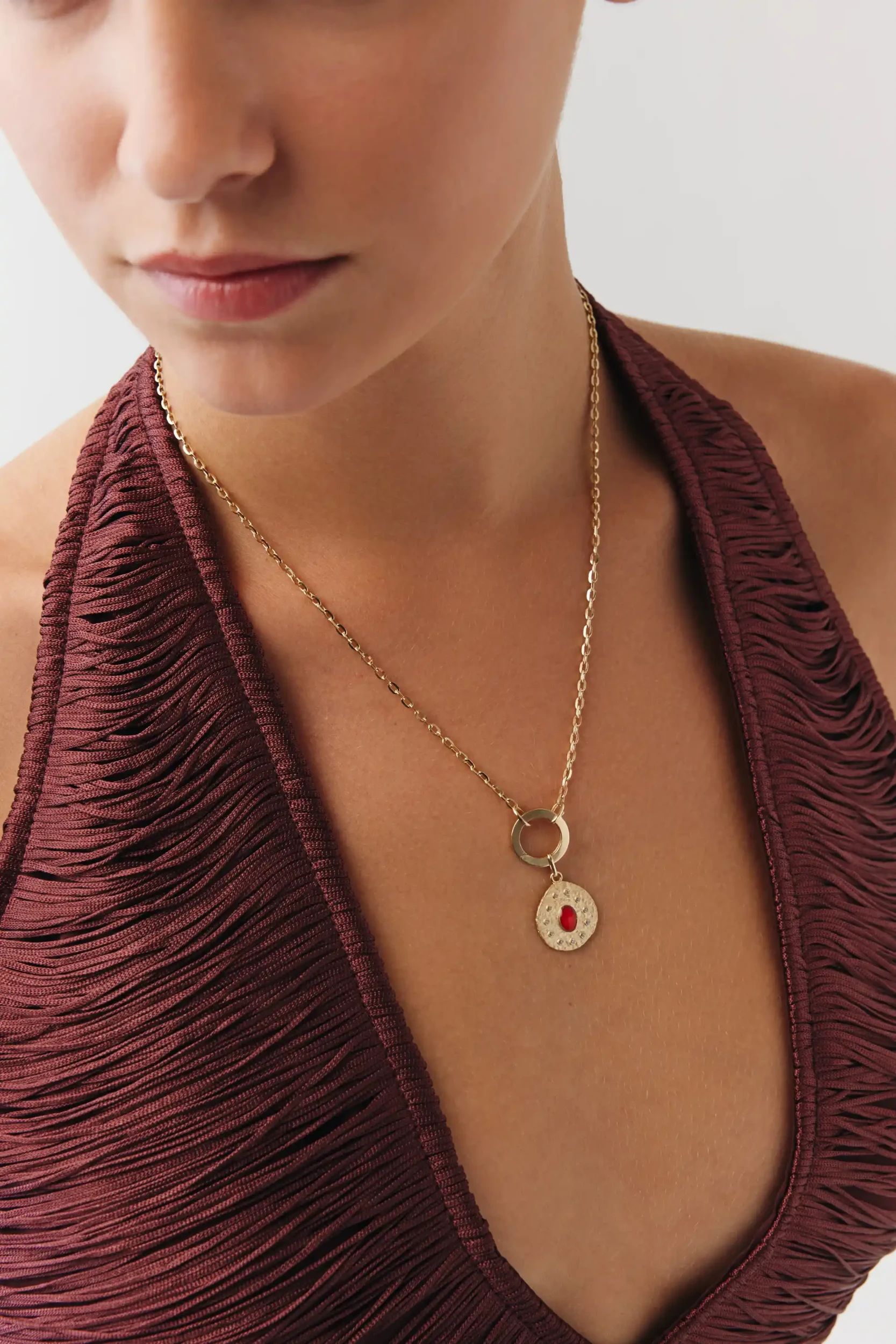 Oval Kırmızı Taşlı Asimetrik Madalyon Charm Kolye 3 Oval Kırmızı Taşlı Asimetrik Madalyon Charm Kolye 14 Ayar altın Charm Kolye modelleri ve fiyatlarıdan bir ürünü