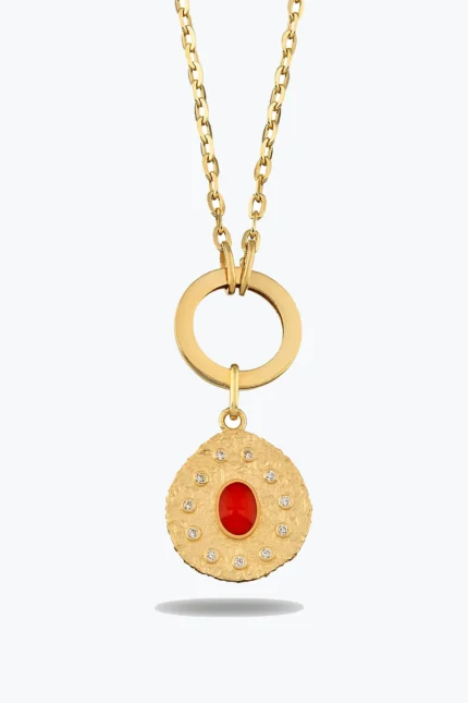 Oval Kırmızı Taşlı Asimetrik Madalyon Charm Kolye 14 Ayar altın Charm Kolye modelleri ve fiyatlarıdan bir ürünü