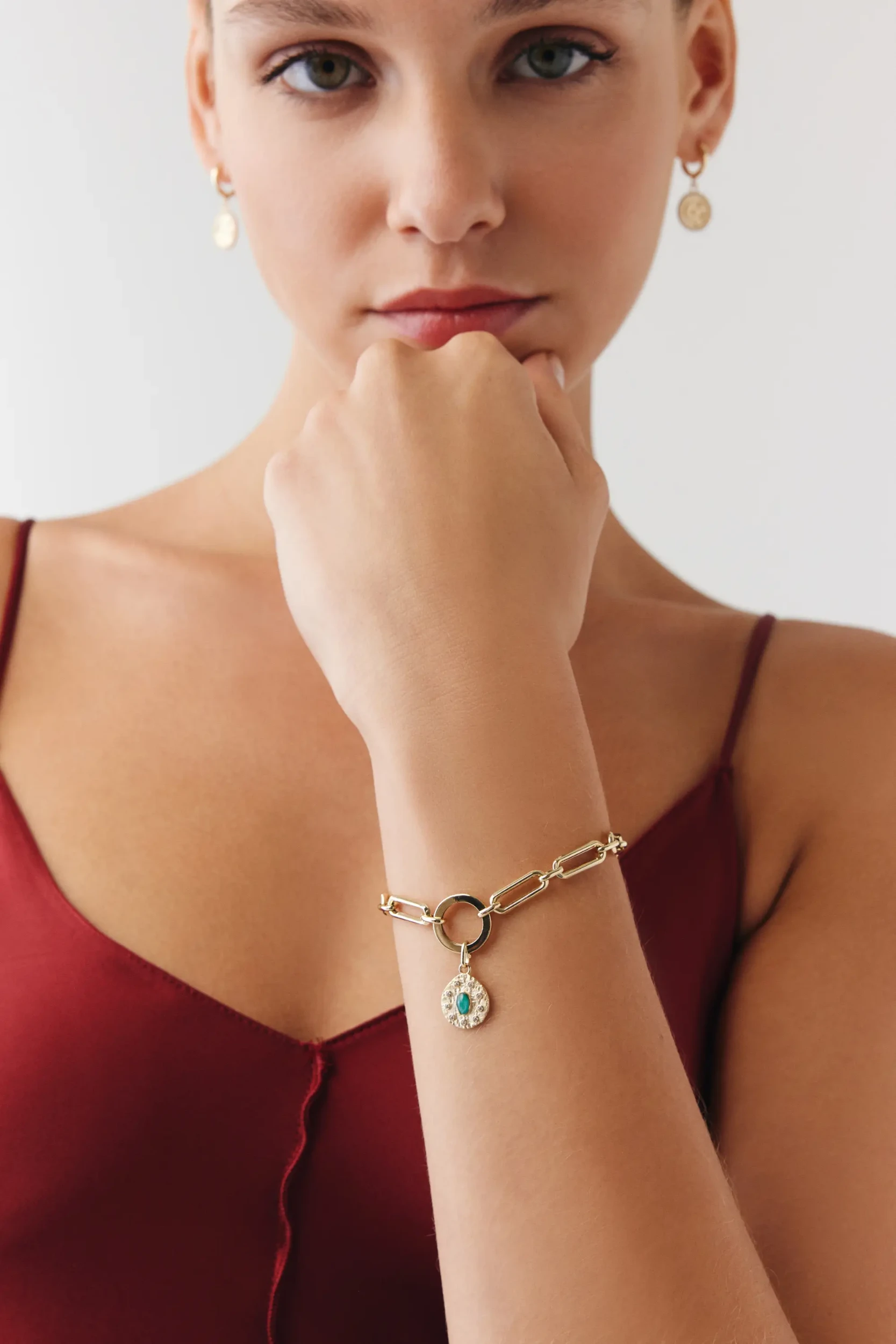 Oval Yeşil Taşlı Asimetrik Madalyon Uçlu Charm Bileklik 2 Oval Yeşil Taşlı Asimetrik Madalyon Uçlu Charm Bileklik 14 Ayar altın Charm Bileklik modelleri ve fiyatlarıdan bir ürünü