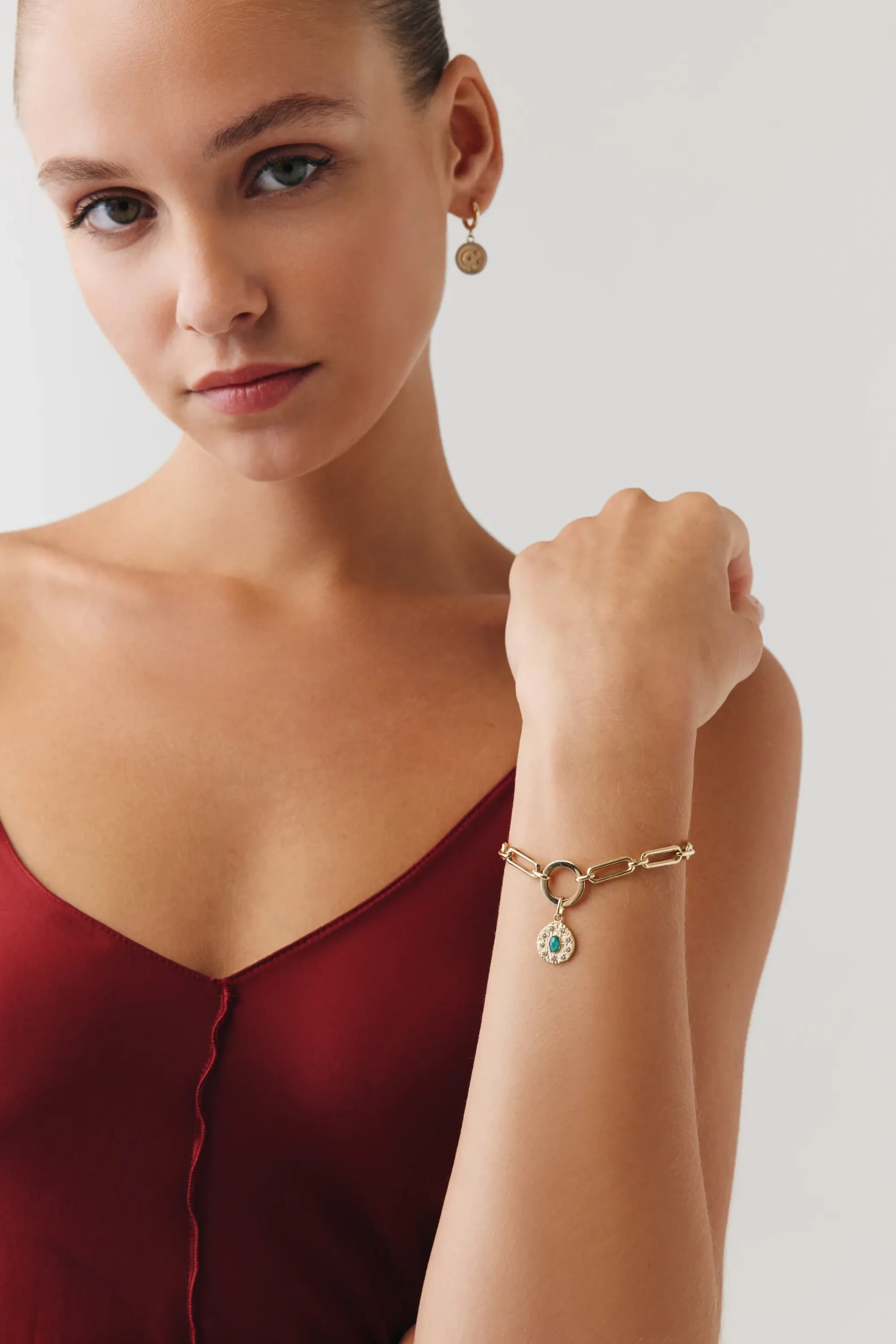 Oval Yeşil Taşlı Asimetrik Madalyon Uçlu Charm Bileklik 4 Oval Yeşil Taşlı Asimetrik Madalyon Uçlu Charm Bileklik 14 Ayar altın Charm Bileklik modelleri ve fiyatlarıdan bir ürünü