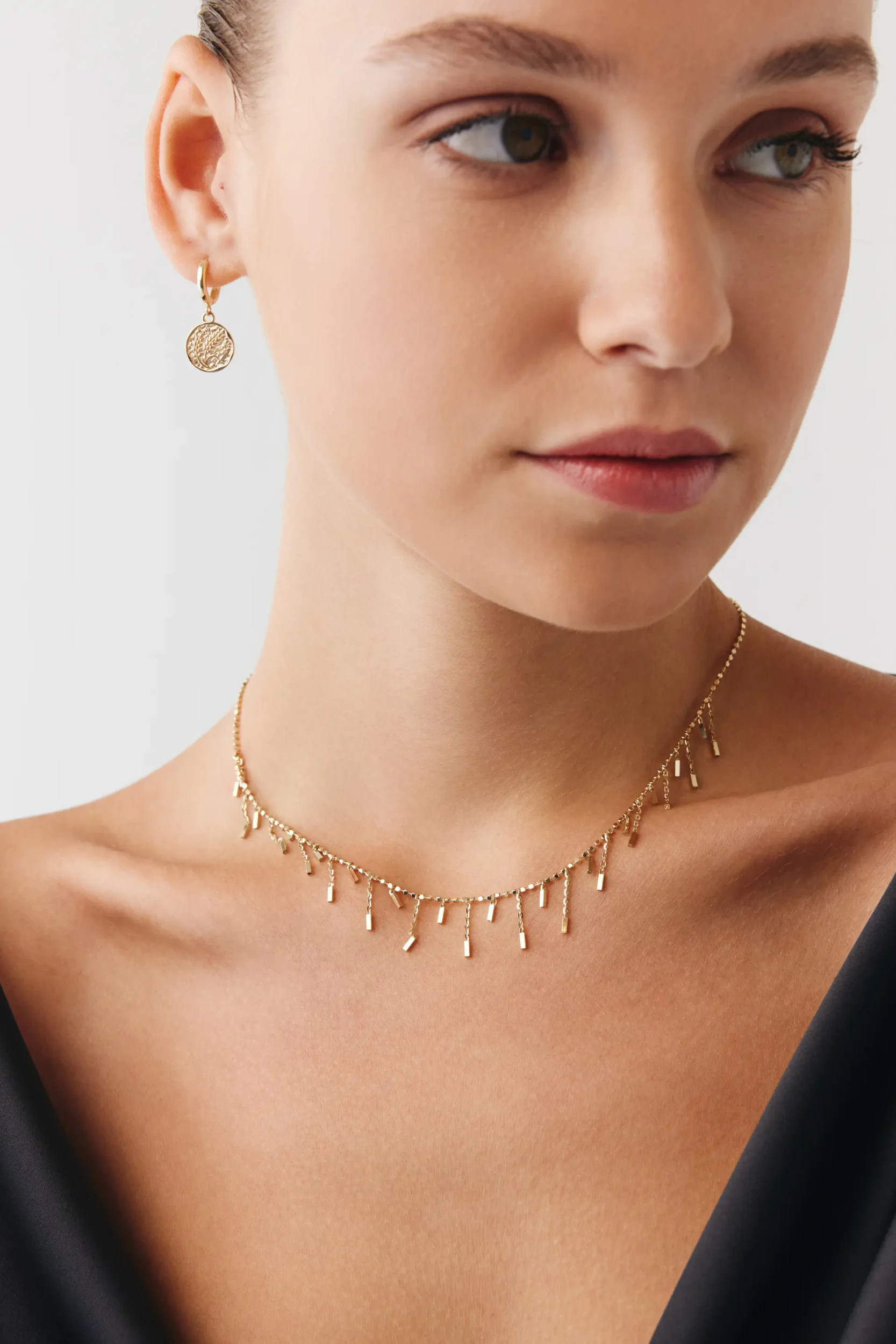 Özel Tasarım Zikzak Çubuk Shakira Choker 3 Özel Tasarım Zikzak Çubuk Shakira Choker 14 Ayar altın Choker Kolye modelleri ve fiyatlarıdan bir ürünü