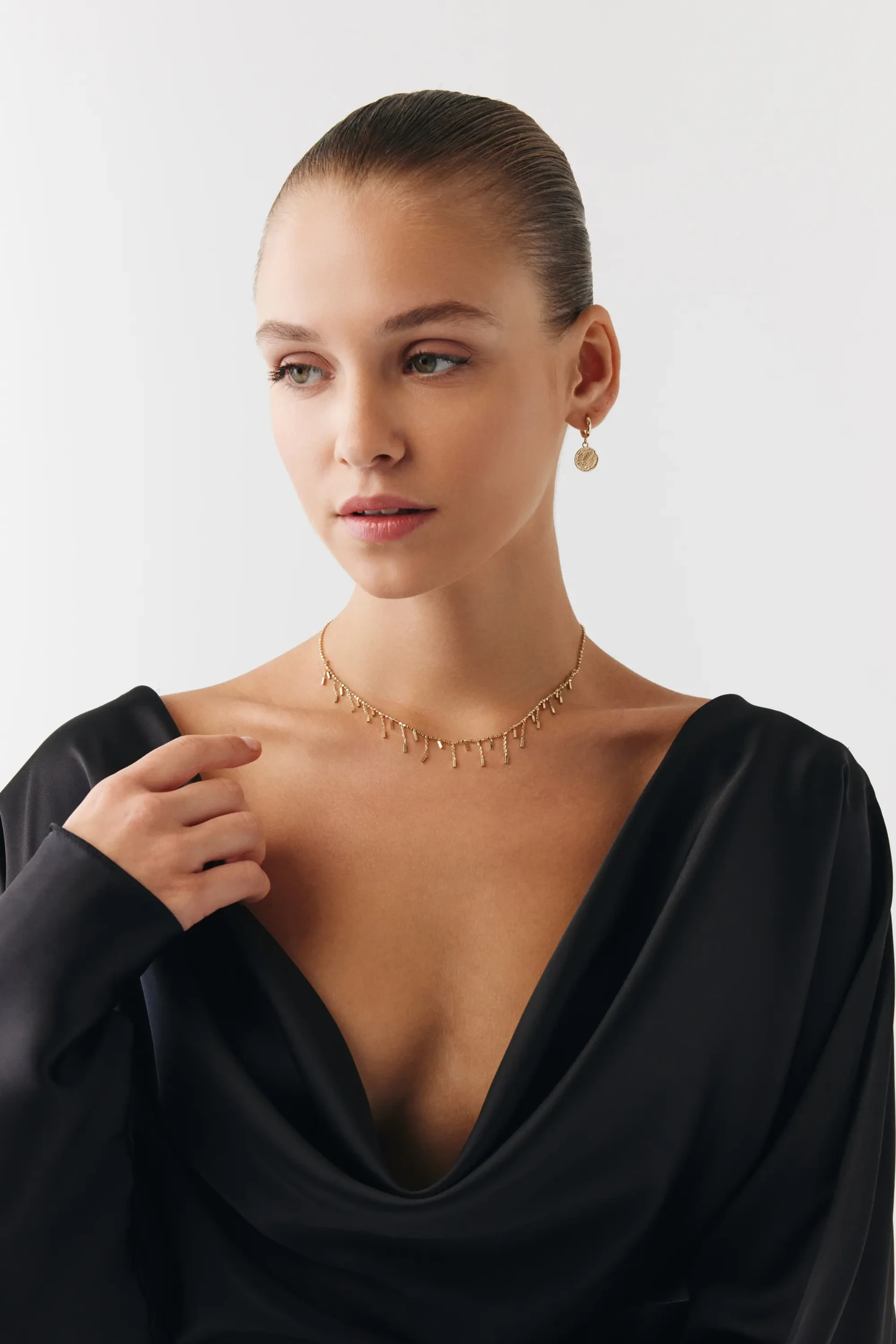 Özel Tasarım Zikzak Çubuk Shakira Choker 1 Özel Tasarım Zikzak Çubuk Shakira Choker 14 Ayar altın Choker Kolye modelleri ve fiyatlarıdan bir ürünü
