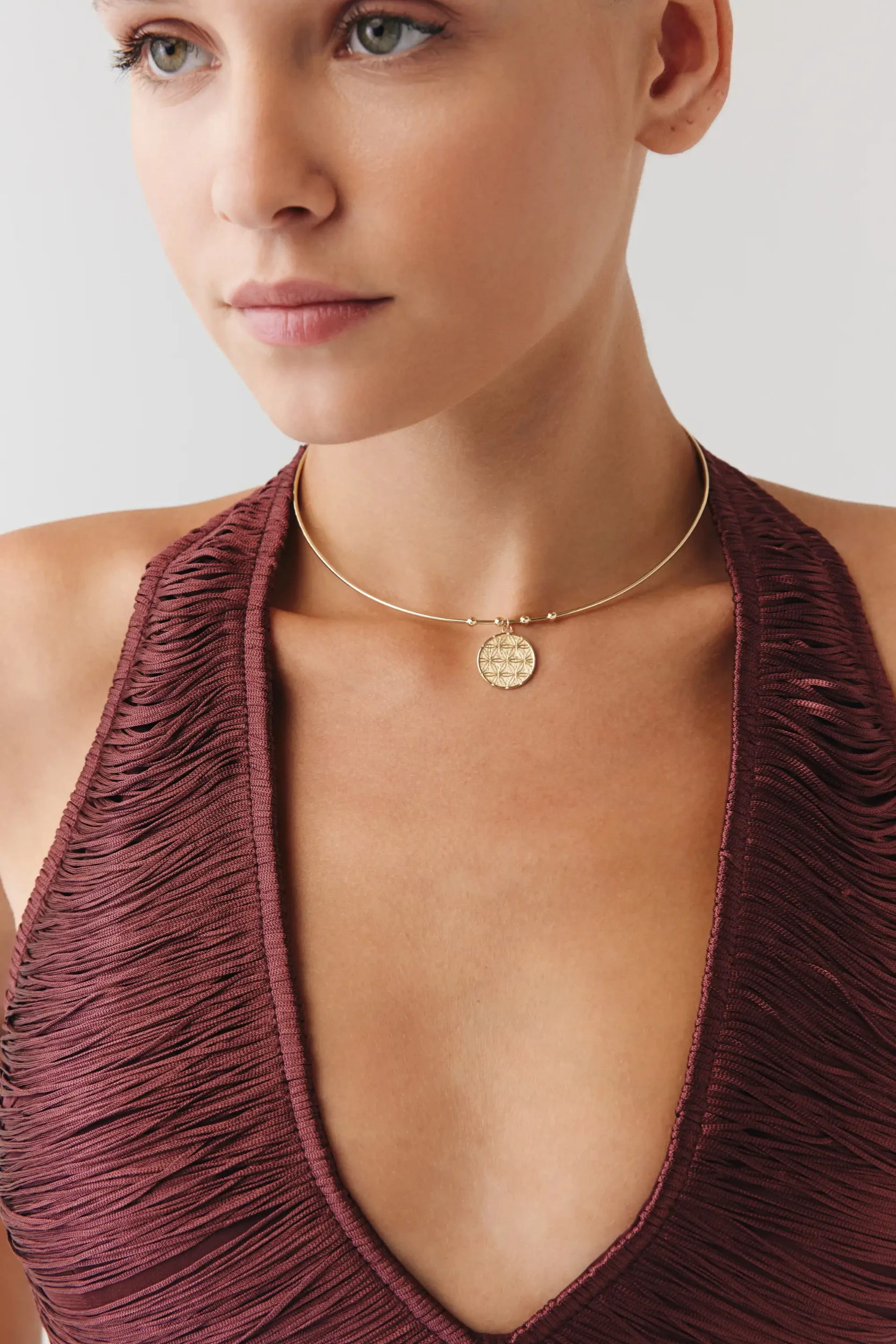 Yaşam Çiçeği Uç Tel Choker 2 Yaşam Çiçeği Uç Tel Choker 14 Ayar altın Choker Kolye modelleri ve fiyatlarıdan bir ürünü